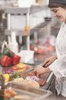 Шеф готує їжу на кухні ресторану — стокове фото