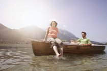 Österreich, Tirol, Paar fährt mit Boot auf Walchsee — Stockfoto