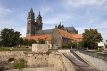 Alemanha, Magdeburgo, Bastion Cleve e a Catedral de Magdeburgo vista — Fotografia de Stock