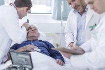Médicos examinando um paciente em um hospital — Fotografia de Stock