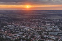 Allemagne, vue aérienne de la ville de Halberstadt au coucher du soleil — Photo de stock