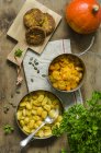 Hamburguesas vegetarianas con tazones de calabaza preparada, ñoquis y calabaza Hokkaido - foto de stock