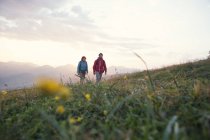 Austria, Tirol, pareja de senderismo en Unterberghorn al amanecer - foto de stock