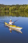 Alemania, Stuttgart, kayak de mujer en Max-Eyth-See - foto de stock