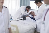 Medici che visitano un paziente in ospedale — Foto stock