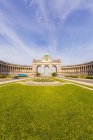 Belgium, Brussels, Parc du Cinquantenaire, Triumphal Arch, Colonnades and green lawn on foreground — Stock Photo