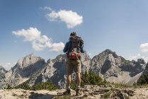 Austria, Tirolo, Tannheimer Tal, giovane in piedi sul sentiero di montagna guardando in vista — Foto stock