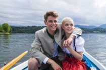 Німеччина, Баварія, портрет молодої пари сидять в а веслування човен на Staffelsee — стокове фото