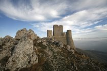 Italia, Abruzzo, Rovine del castello sull'acqua in collina — Foto stock