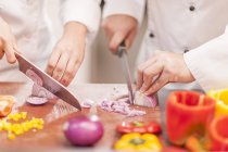 Köche schneiden Zwiebeln — Stockfoto