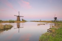 Países Baixos, Kinderdijk, Moinhos de vento Kinderdijk no crepúsculo — Fotografia de Stock