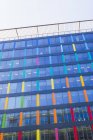 Moderno edificio de oficinas, fachada de vidrio colorido durante el día - foto de stock