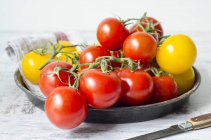 Жовті й червоні помідори — стокове фото