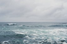 Espanha, Galiza, Ferrol, mar e céu em um dia nublado — Fotografia de Stock