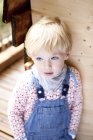 Портрет маленький хлопчик носіння комбінезон — стокове фото