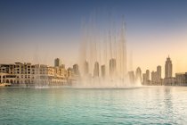 Объединенные Арабские Эмираты, Дубай, Фонтан в озере Бурдж-Халифа с Сук Аль-Бахар — стоковое фото