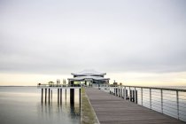 Alemania, Niendorf, vista al puente de mar con casa de té - foto de stock