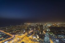 Vereinigte arabische Emirate, Dubai, Blick über die Scheich-Zayed-Straße bei Nacht — Stockfoto