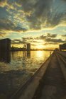Alemanha, Berlim, vista de Osthafen acima do rio Spree ao pôr do sol — Fotografia de Stock