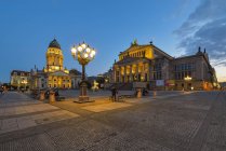 Germany, Berlin, view to Konzerthaus and German Cathedral at Gendarmenmarkt illuminated in the evening — Stock Photo