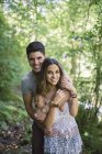 Retrato de pareja joven en el bosque - foto de stock