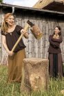Lächelnde Frau beim Holzhacken — Stockfoto