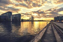 Німеччина, Берлін, вид з Osthafen над річкою Шпрее на заході сонця — стокове фото