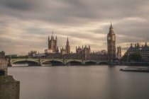 Великобританія, Лондон, вечір, вид на Вестмінстерський міст і Вестмінстерський палац з Біг-Бен, тривалого впливу — стокове фото