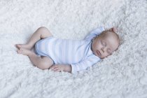 Bebê recém-nascido menino dormindo em cobertor — Fotografia de Stock