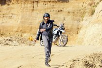 Uomo maturo con moto in pozzo di sabbia — Foto stock