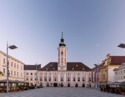 Austria, Baja Austria, St. Poelten, Plaza del Ayuntamiento y ayuntamiento por la noche - foto de stock
