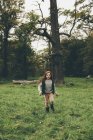 Menina correndo em um prado em um parque — Fotografia de Stock