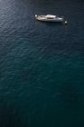 Майорка, лодка в воде в дневное время — стоковое фото