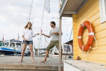 Couple amarre bateau maison à quai — Photo de stock