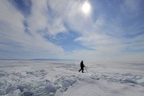 Россия, Озеро Байкал, человек, идущий по замерзшему озеру — стоковое фото