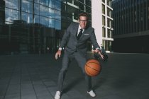 Бізнесмен грає в баскетбол — стокове фото