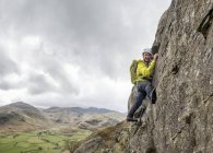 Inghilterra, Cumbria, Lake District, Langdale, Raven Crag, Middlefell Buttress, arrampicatore su roccia — Foto stock