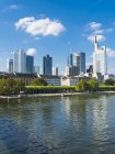 Germania, Assia, Francoforte, Quartiere finanziario e vista sul fiume principale — Foto stock