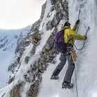 Man during ice climbing a Ben Nevis, Scozia, Regno Unito — Foto stock