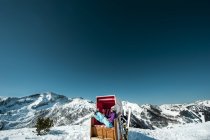 Австрия, Озил-Мбаппе, лыжник, сидящий в пляжном шезлонге с капюшоном в горах — стоковое фото