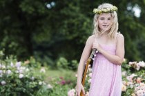 Chica con guitarra vistiendo corona floral - foto de stock