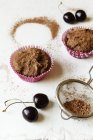 Muffin vegani al cioccolato con ciliegie e colino — Foto stock