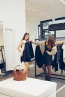 Due giovani donne che fanno shopping in una boutique — Foto stock