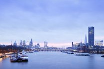 Великобритания, Лондон, горизонт с River Thames at dawn — стоковое фото