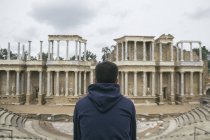 Espagne, Merida, vue arrière de l'homme assis devant le théâtre romain — Photo de stock