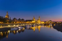 Germania, Sassonia, Dresda, Città vecchia illuminata con il fiume Elba in primo piano di notte — Foto stock