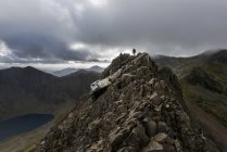Regno Unito, Galles del Nord, Snowdonia, Cwm Glas, Garnedd Ugain, Clogwyn y Parson, escursionista — Foto stock