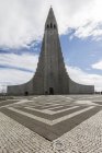 Исландия, Рейкьявик, Хальгримскиркья церковь днем — стоковое фото