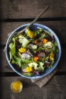 Bowl of mixed salad with edible flowers — Stock Photo
