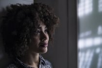 Frau denkt in der Dunkelheit — Stockfoto
